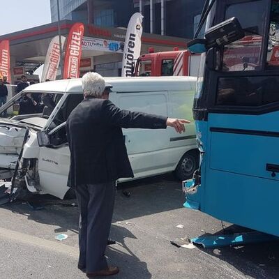 Feci kaza! Otobüsle minibüs çarpıştı