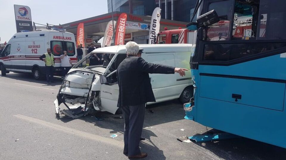 Feci kaza! Otobüsle minibüs çarpıştı