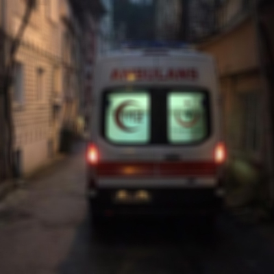 Tartıştığı eşini boğazından bıçakladı!
