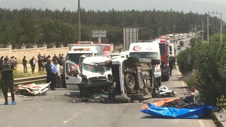 İzmir'de feci kaza: 4'ü çocuk 7 ölü