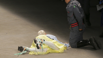 Podyumdan düşen manken hayatını kaybetti