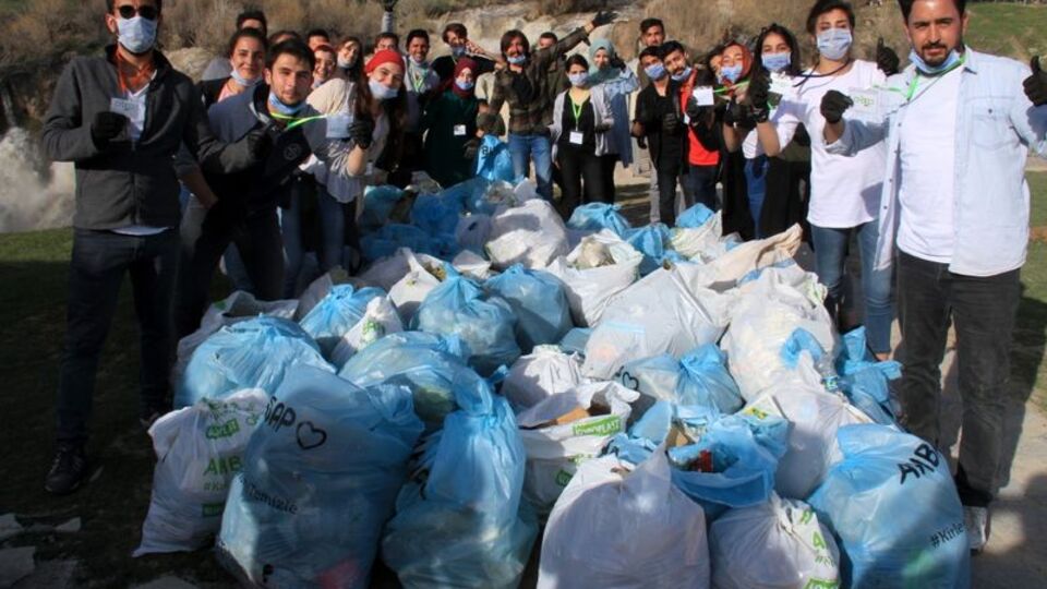 Muradiye Şelalesi'nde bahar temizliği