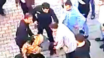 Taciz şüphelisini dövüp, polise teslim ettiler