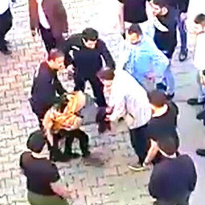 Taciz şüphelisini dövüp, polise teslim ettiler