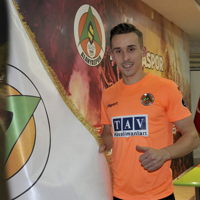 Alanyasporlu futbolcuları taşıyan araç devrildi: Josef Sural öldü