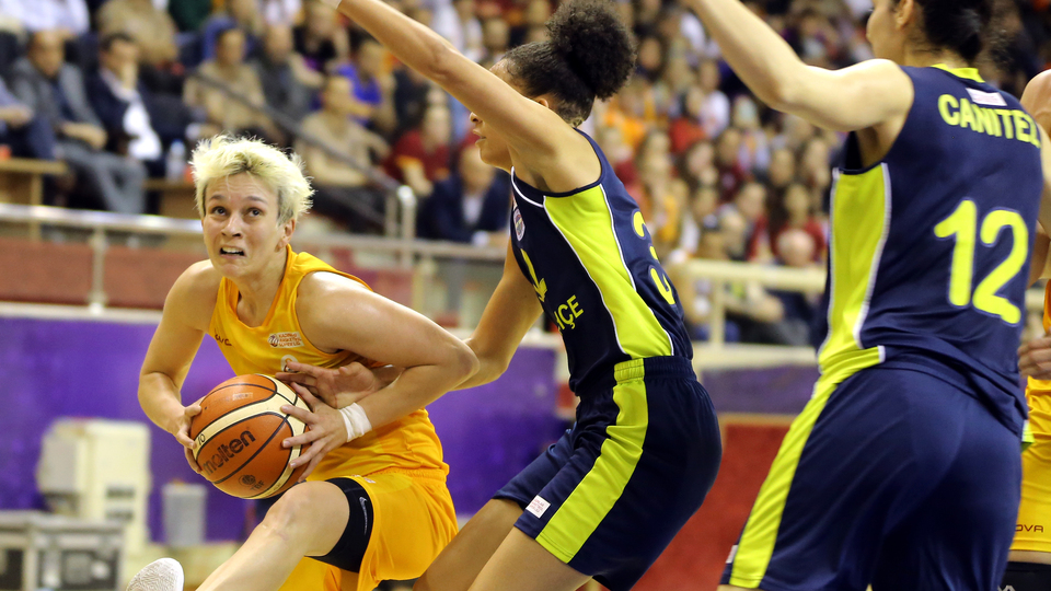 Galatasaray seride öne geçti