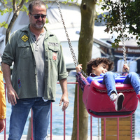 Oğlu ile yakından ilgilendi