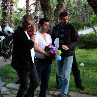 Parkta kadın kıyafetli üvey baba şoku!