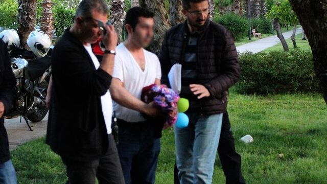 Parkta kadın kıyafetli üvey baba şoku!