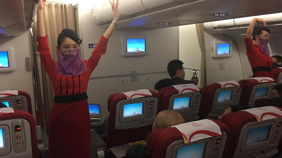 Çinli hosteslerden dans şovu!