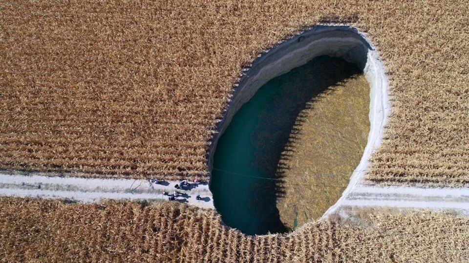 Tehlike büyüyor: Bir evi yutabilecek boyuta ulaştı!