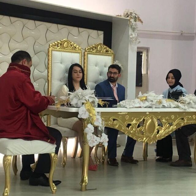 Damat gelin yerine kayınpederiyle nikahlandı