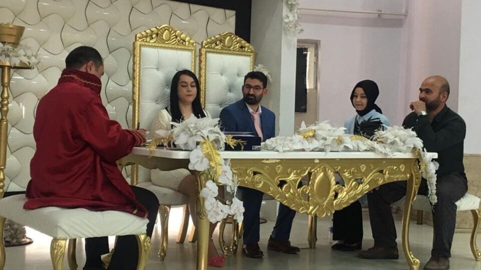 Damat gelin yerine kayınpederiyle nikahlandı