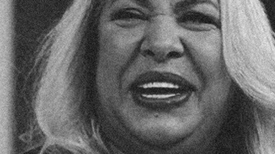 Dilber Ay: Yas var mahallede