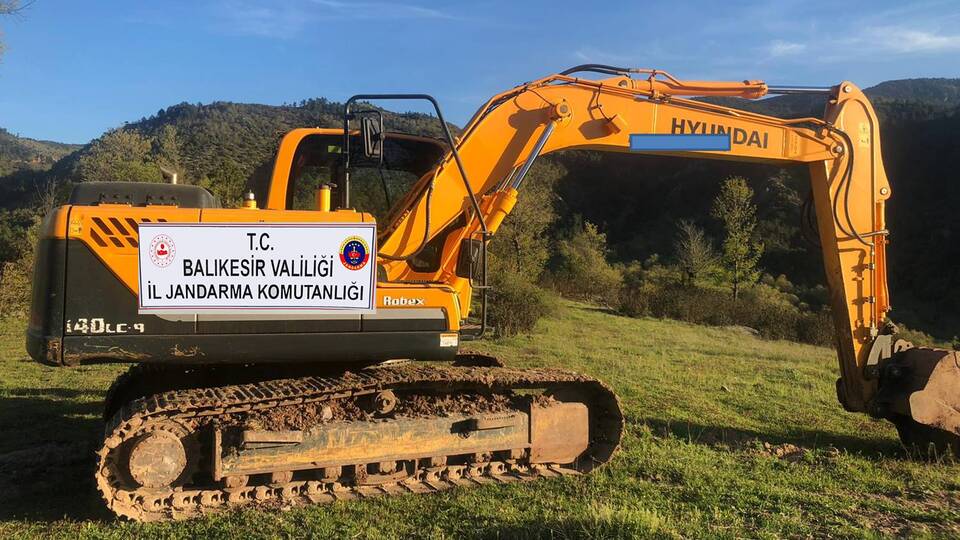 Kepçeyle define arayan 3 kişi yakalandı