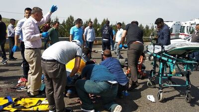 İşçileri taşıyan otobüs devrildi: Ölü ve yaralılar var