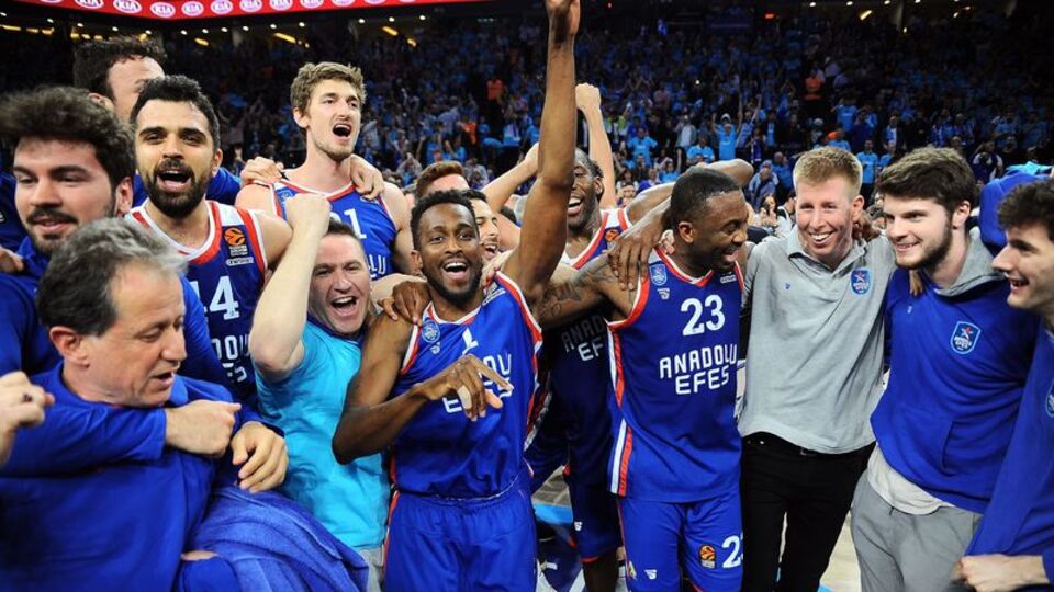 Fenerbahçe ve Barça'dan Efes'e tebrik