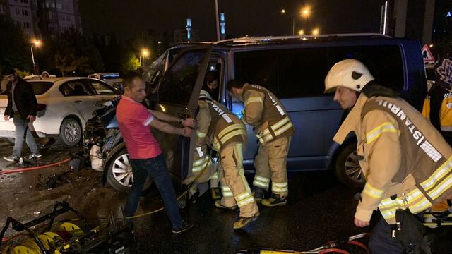 Maltepe'de 12 araç birbirine girdi: 2 yaralı