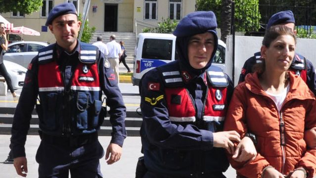 İki çocuğuyla hapse girdi!