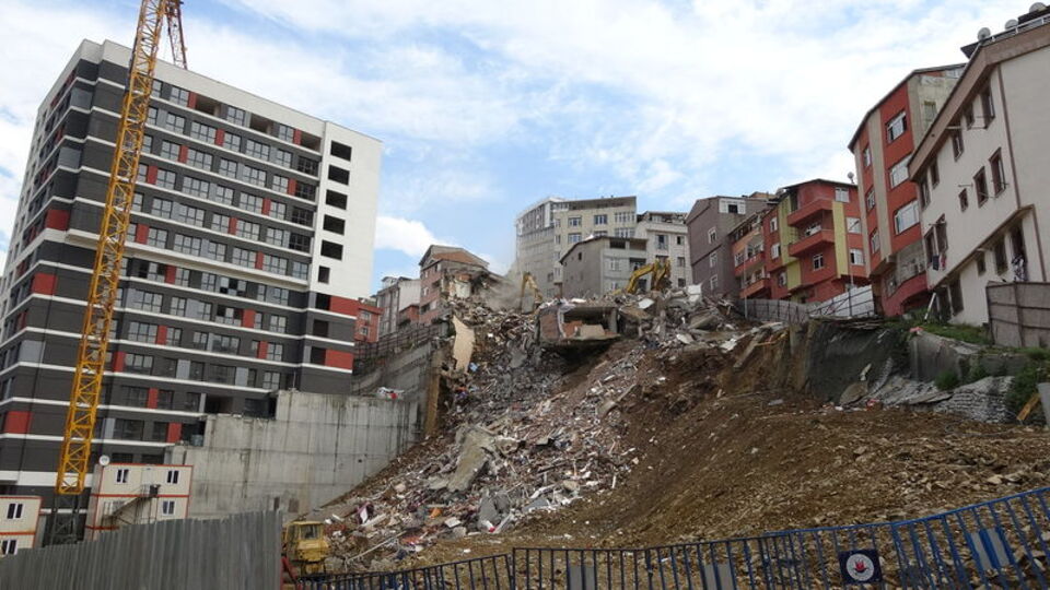 Kağıthane'de o binaların yıkımı başladı