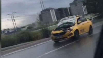 D-100'de kaputu açık ilerleyen taksi şaşkınlığı