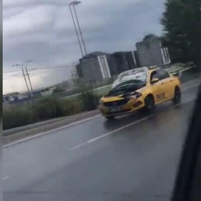 D-100'de kaputu açık ilerleyen taksi şaşkınlığı