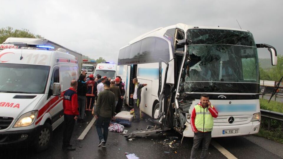 Yolcu otobüsü TIR'la çarpıştı!