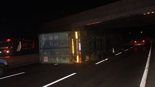 Bakırköy'de TIR üst geçide çarptı