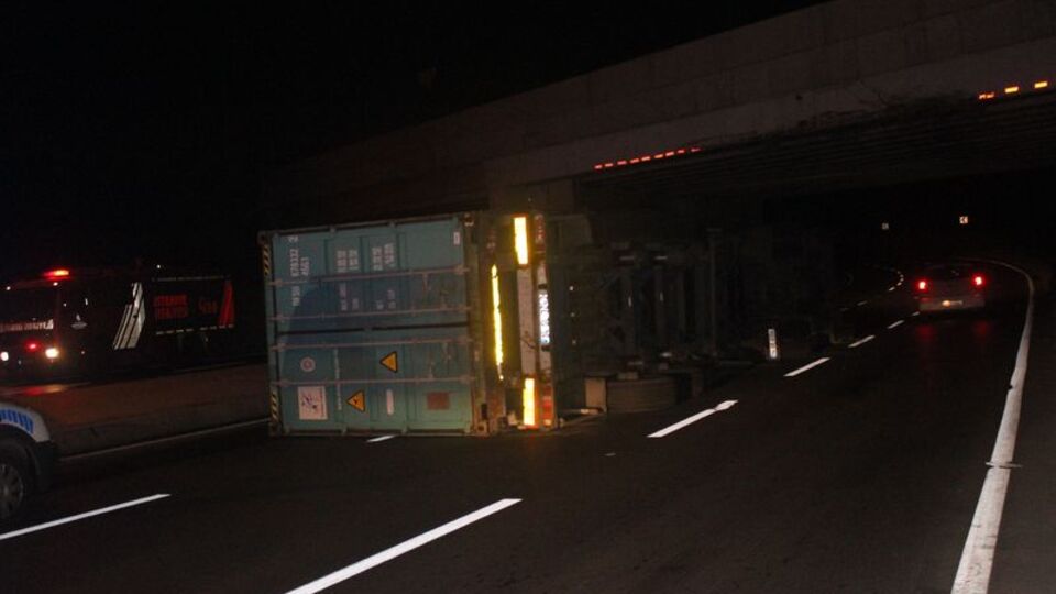 Bakırköy'de TIR üst geçide çarptı