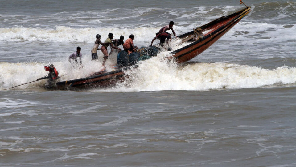 Hızı: 180 km "Fani" Hindistan'a ulaştı