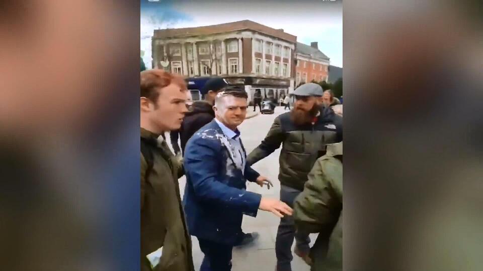 İngiliz siyasetçiden protestocuya dayak!