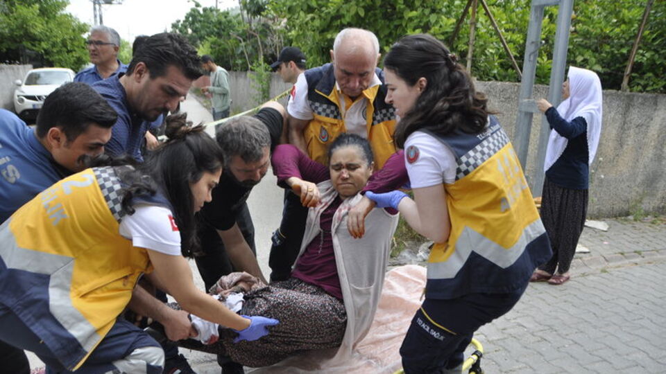 Eski eşini bacaklarından vurdu!