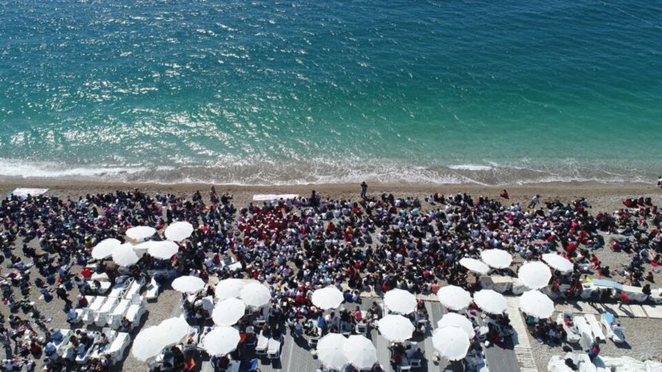 30 bin kişi o sahile akın etti!