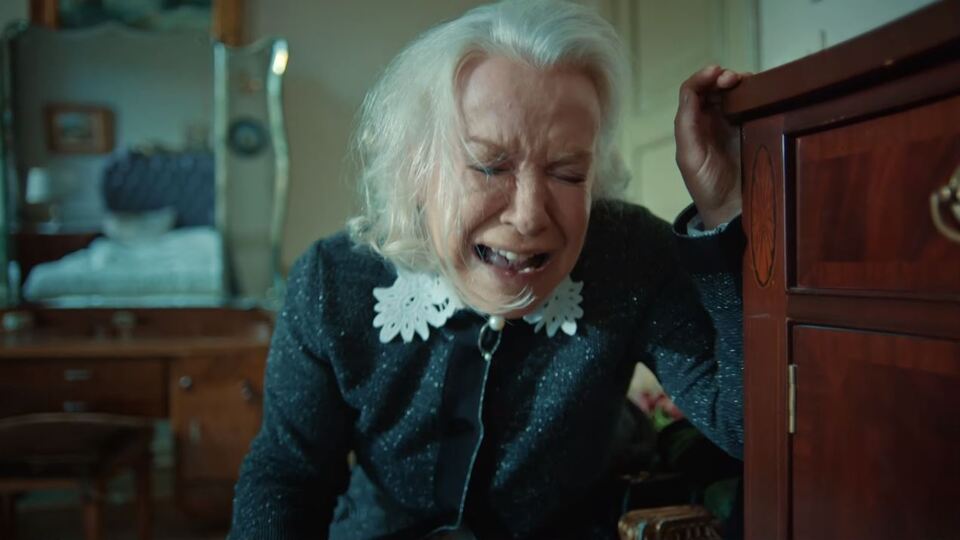 Esma evi terk edip, kliniğe yattı!