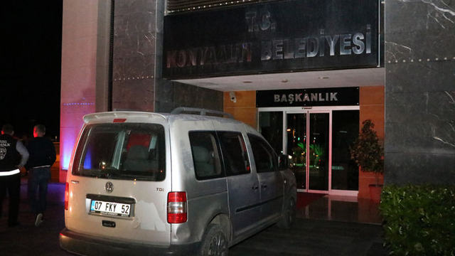 Alkollü sürücü araçla belediyeye girmeye çalıştı