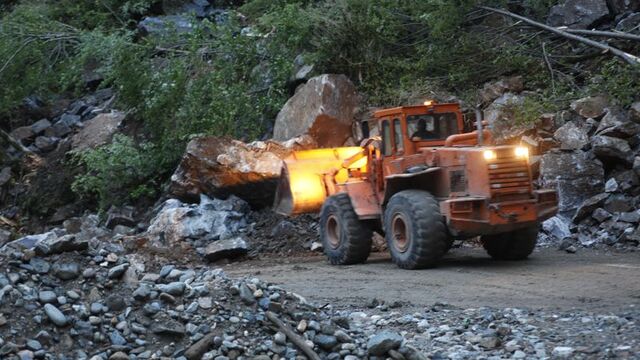 Giresun'da heyelan yolu kapattı