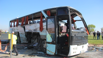 Konya'da servis otobüsü ile TIR çarpıştı!
