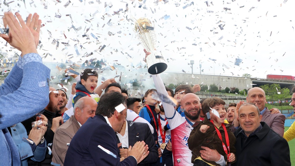 Hekimoğlu Trabzon, şampiyonluk kupasını kaldırdı