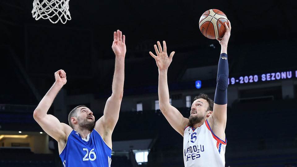 Anadolu Efes liderliğe yükseldi