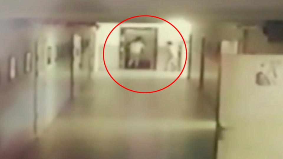 Öğrenci asansör boşluğuna böyle düştü!