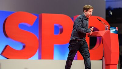 Almanya'ya sosyalist ütopyayı tartıştıran çocuk: Kevin Kühnert