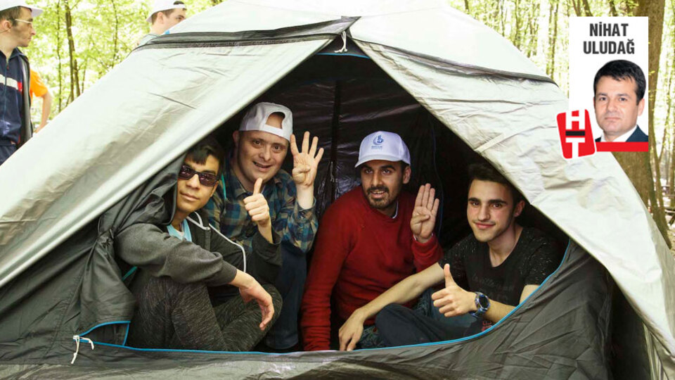 İlk defa doğa yürüyüşü yapıp çadır kurdular
