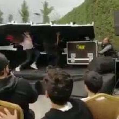 Sahne devrildi, parti devam etti