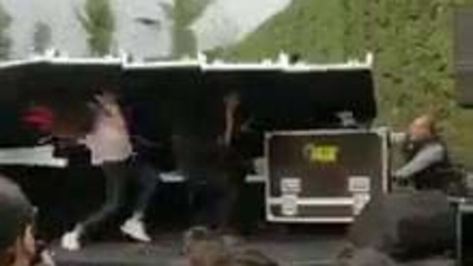 Sahne devrildi, parti devam etti