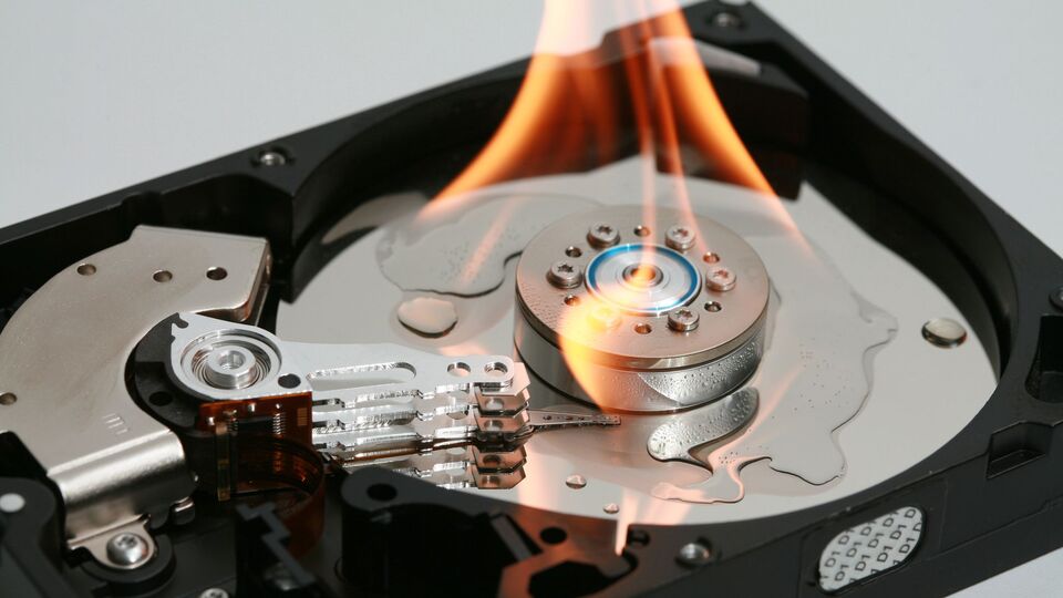 Yanan hard diskteki verileri kurtarırken ne yapmamalı?