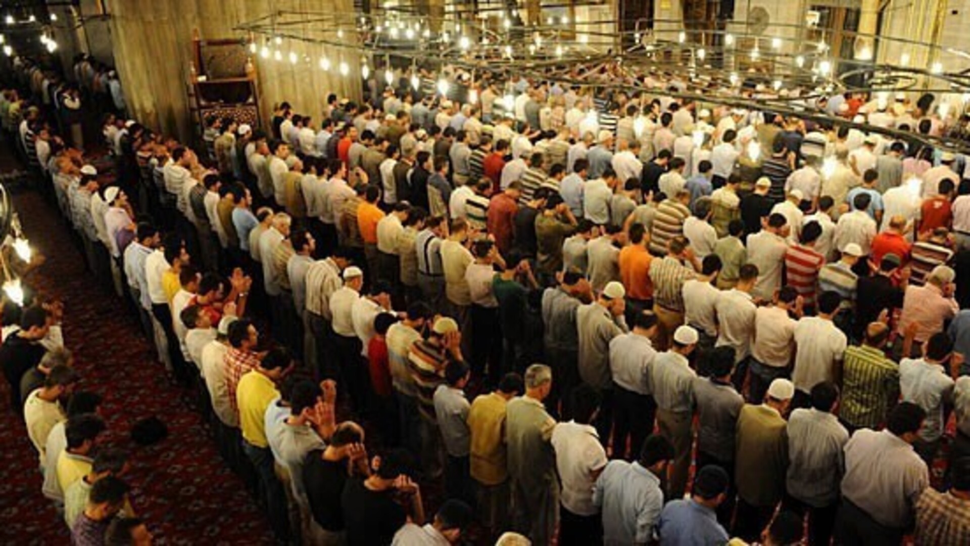 Как читать байрам намаз. Namaz. Намаз в Баку. Тарауих. Кандиль байрам фото.