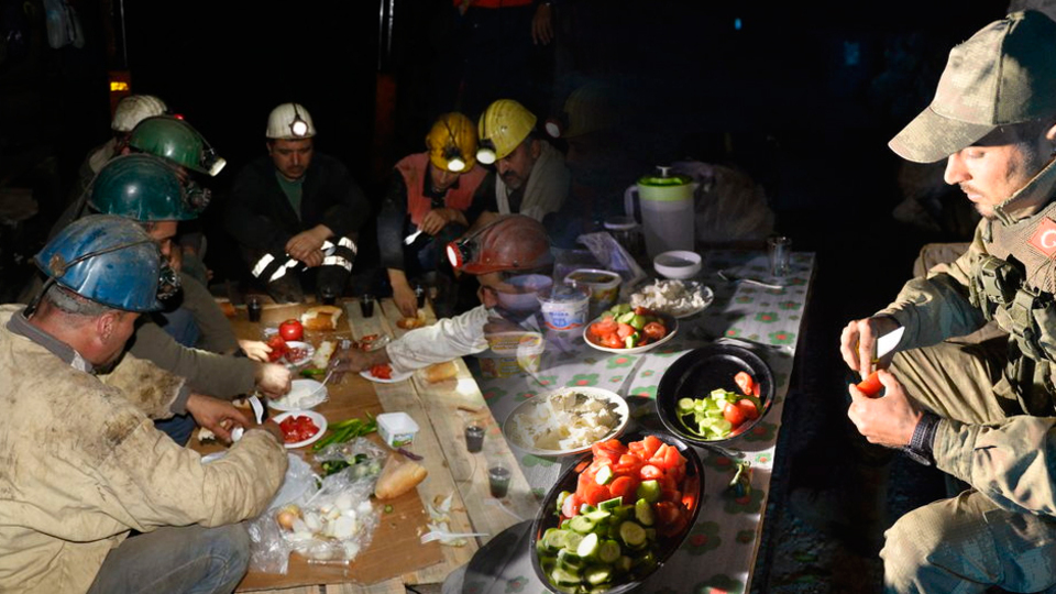 Türkiye ilk sahurunu yaptı