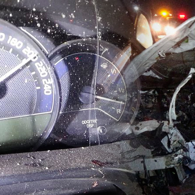 Otomobil TIR'a çarptı, hız ibresi 200'de kaldı