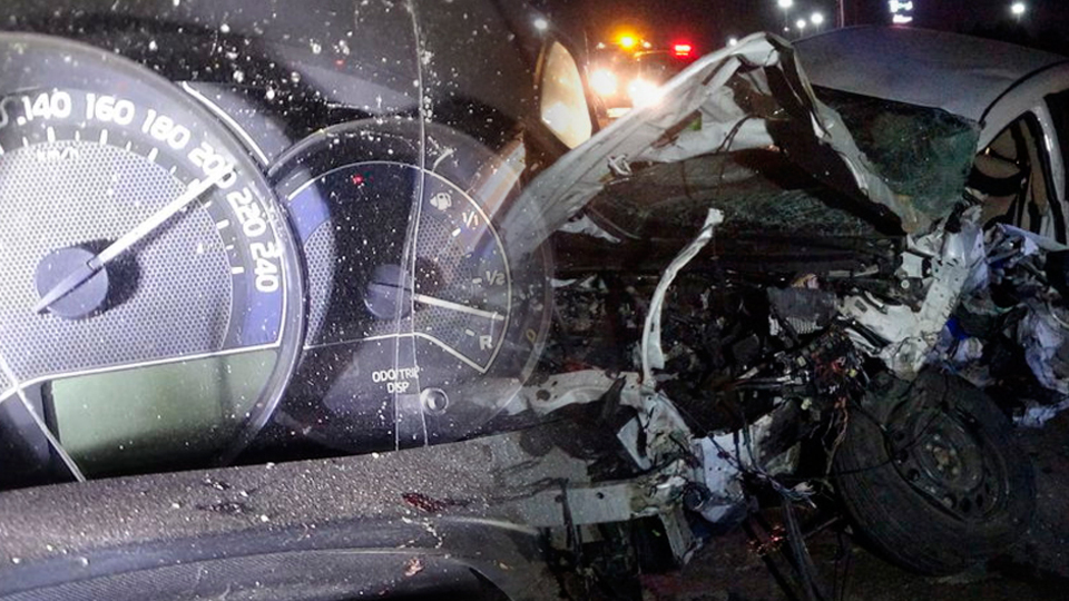 Otomobil TIR'a çarptı, hız ibresi 200'de kaldı