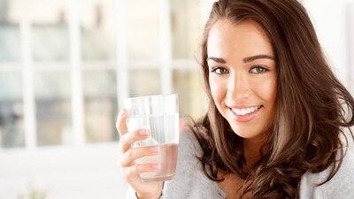 Ezan okunurken su içmek orucu bozar mı?